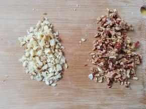 红枣核桃切碎，不需要切得太碎