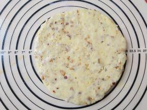 取出面团用擀面杖擀成1CM左右厚的面片