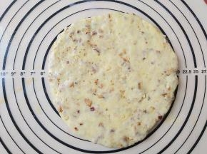 取出面团用擀面杖擀成1CM左右厚的面片