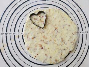 用饼干模切出形状