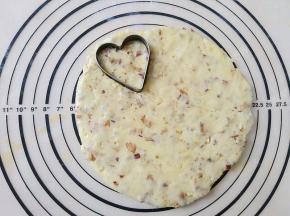 用饼干模切出形状