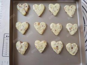 切好的面片放入烤盘