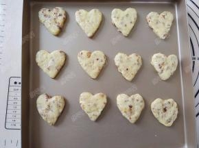 切好的面片放入烤盘