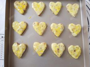 在表面刷一层全蛋液