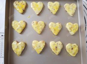 在表面刷一层全蛋液