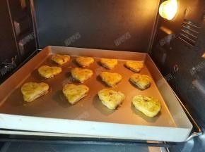 放入预热好的烤箱，180度，烤30分钟左右，至表面金黄色即可