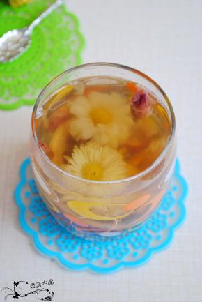 倒入杯中。