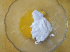 碗中加入fluff香草风味棉花糖、盐