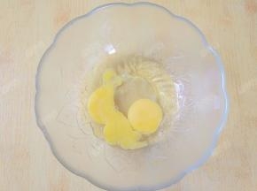 鸡蛋打入碗中