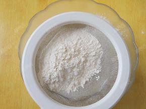 将粉类一起过筛加入，搅拌至无颗粒状态