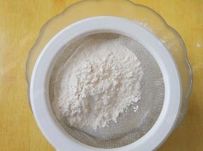将粉类一起过筛加入，搅拌至无颗粒状态