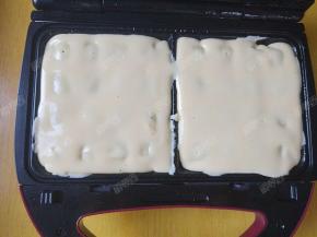 预热好后，倒入适量面糊,扣住盖子