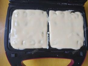 预热好后，倒入适量面糊,扣住盖子