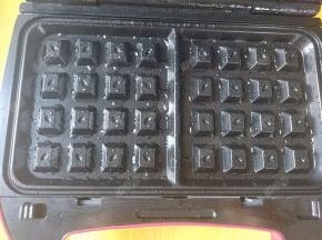 华夫饼机刷油预热