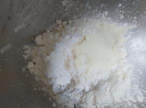 和面盆中放入麻糬面包预拌粉和奶粉