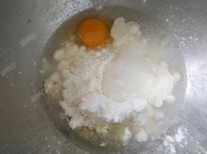 加入鸡蛋和水、油