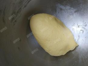 将所有材料揉匀成光滑的面团