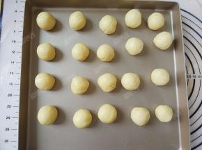 分别搓圆放入烤盘