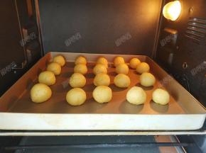 烤箱预热，将烤盘放入