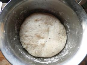 将80克红枣豆浆倒入碗内，加入酵母，静置5分钟后，倒入150克面粉，加少许白糖和一点盐，活成面团。