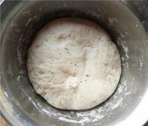 装面团的碗加盖保鲜膜，放温暖处发酵至2倍大。