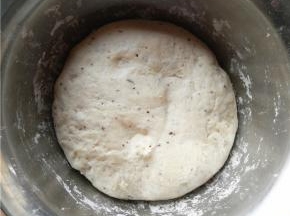 装面团的碗加盖保鲜膜，放温暖处发酵至2倍大。