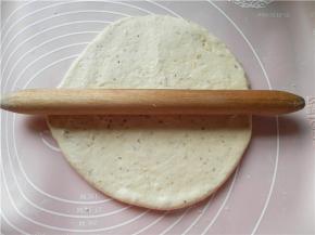 将面团擀压排气后，擀成圆片。