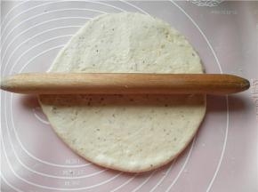 将面团擀压排气后，擀成圆片。