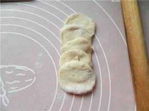 多余的面团，擀成5个小的圆面片，依次叠放好。