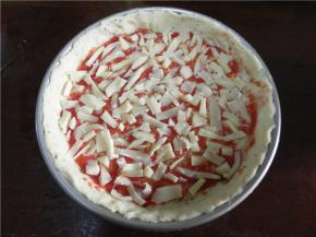 铺上一层马苏里拉芝士条。