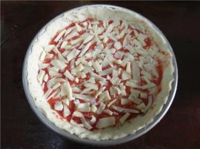 铺上一层马苏里拉芝士条。