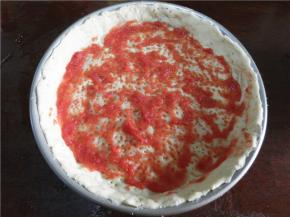 面胚上抹上番茄酱。