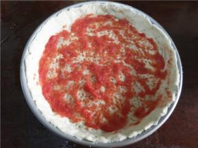 面胚上抹上番茄酱。