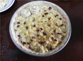 放一层苹果酱和一些蔓越莓干；