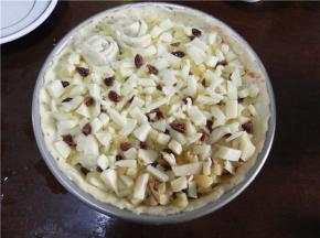 再铺上一层马苏里拉芝士条。