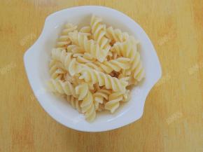 螺旋意面盛入碗中