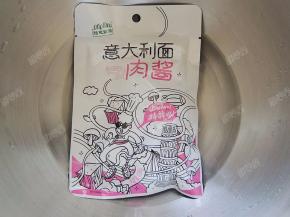 将意大利面肉酱连包装一起放入热水中浸泡三分钟后