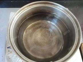 水中加入一点盐煮沸