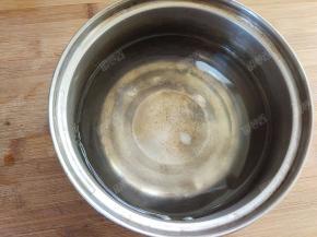 煮锅中放入适量清水