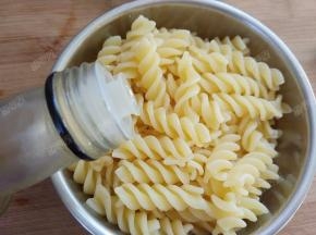 煮熟的螺旋意面捞出控水，放一点橄榄油拌匀