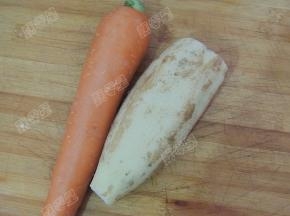 准备莲藕和胡萝卜