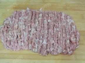 猪后腿肉用刀剁成肉糜