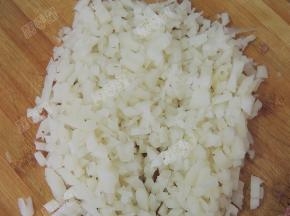 莲藕洗净切成较粗的颗粒