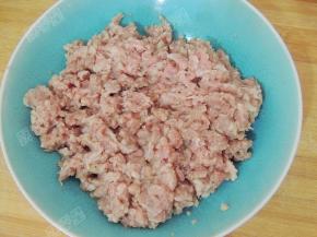 剁好的猪肉莲藕馅装入碗中