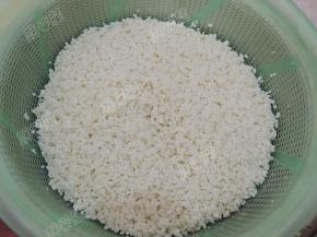 糯米提前用清水浸泡3-5个小时