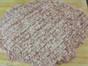 加入莲藕丁，再次粗粗的剁几下，让藕粒和肉馅混合均匀