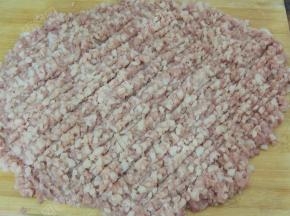 加入莲藕丁，再次粗粗的剁几下，让藕粒和肉馅混合均匀