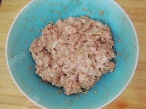 一边搅拌一边加入适量葱姜水，顺着一个方向搅拌上劲