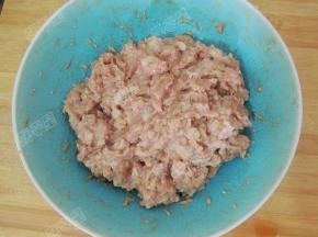 一边搅拌一边加入适量葱姜水，顺着一个方向搅拌上劲