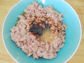 加入白胡椒粉、白糖、料酒、生抽、牛肉粉、蚝油